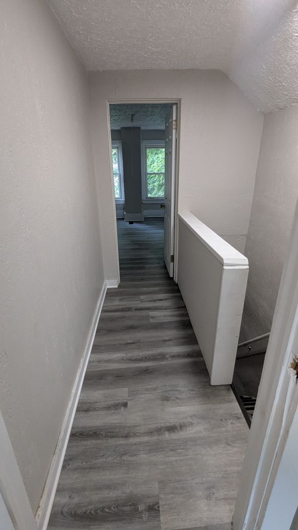 Building Photo - Discover this newly renovated 3-bedroom, 1-bath home in Akron