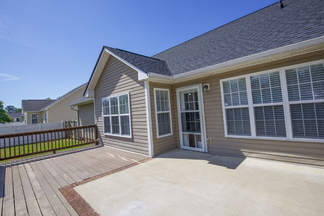 Building Photo - 355 Hogart St