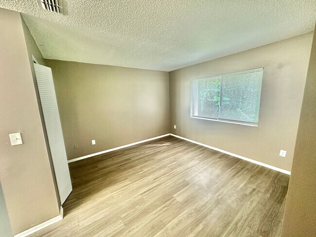 Building Photo - 2549 S Oak Ave