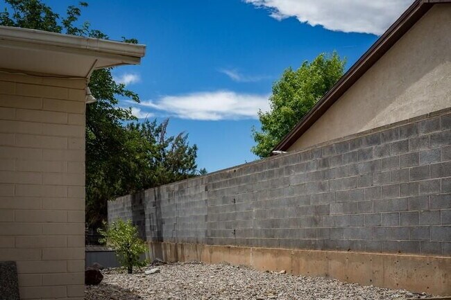 Building Photo - "Spacious 2-Bed, 2-Bath Condo Retreat in S...