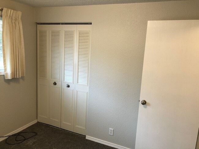 Building Photo - Updated 3 bedroom 1.5 bathroom house in Springfield!