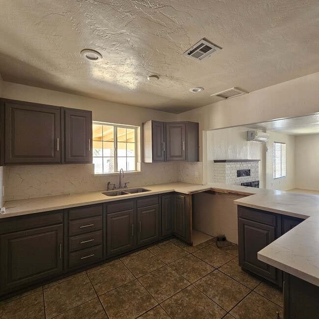 Building Photo - 3 bedroom/2 bath home for Rent