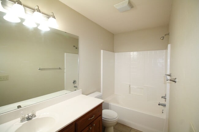Building Photo - Great location in Yukon! 3 Bed Duplex