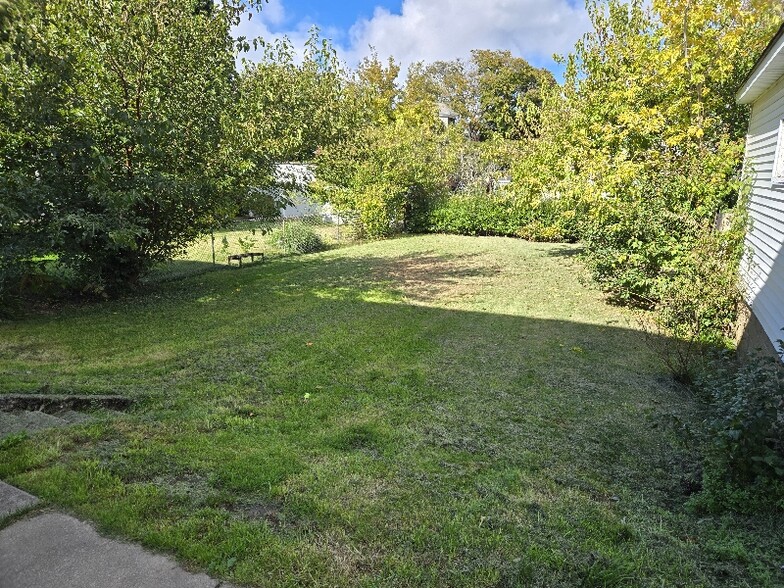 Building Photo - 718 W 23rd St