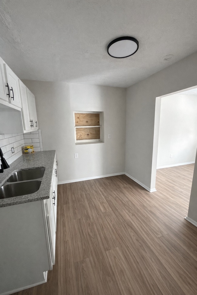 Building Photo - 823 Bassett Ave