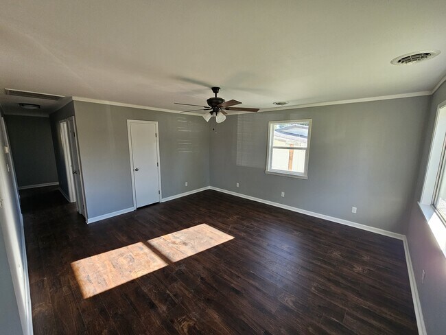 Building Photo - 309 E Mayfair Ln