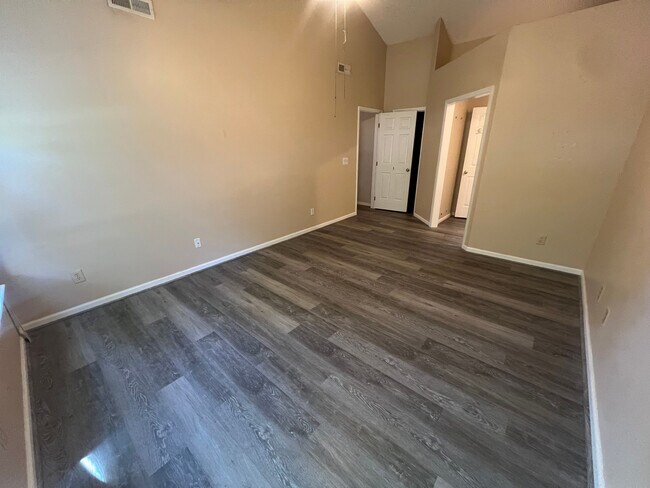 Building Photo - Room in Single Family Home on Daingerfield Dr