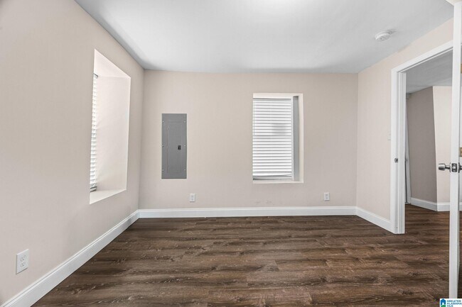 Building Photo - 528 10th Ct W