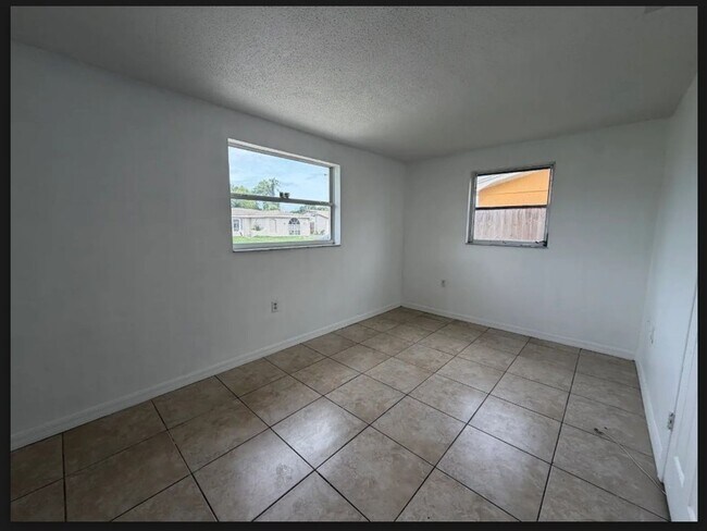 Building Photo - Must See -  3-bedroom, 1-bath single family home with fenced in yard in Port Richey