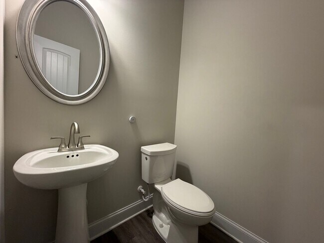 Building Photo - Spacious 4/2.5 House in Rydal- $2,995