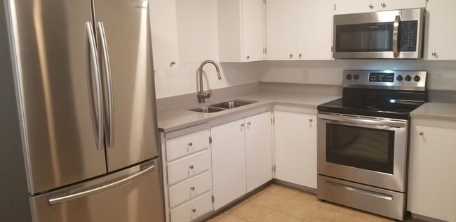 Building Photo - 1 Bedroom Apartment Available February 1st