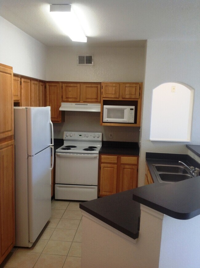Building Photo - Hamptons At Metrowest - 2/2 Condo with balcony!!