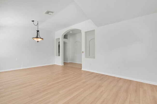 Building Photo - Large Spacious 4 bedroom 2 bath