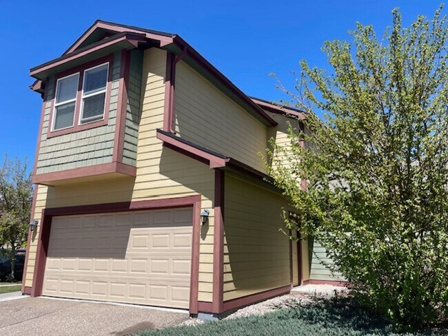 Building Photo - Beautiful move-in ready patio home in Fort...