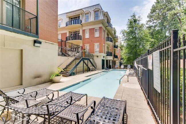 Building Photo - 560 Dutch Valley Rd NE