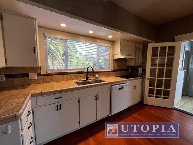Building Photo - Charming 3 bedroom, 2 bathroom home in the...