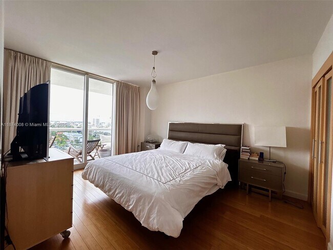 Building Photo - 9559 Collins Ave