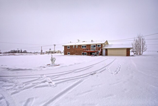 Building Photo - Home with amazing views!