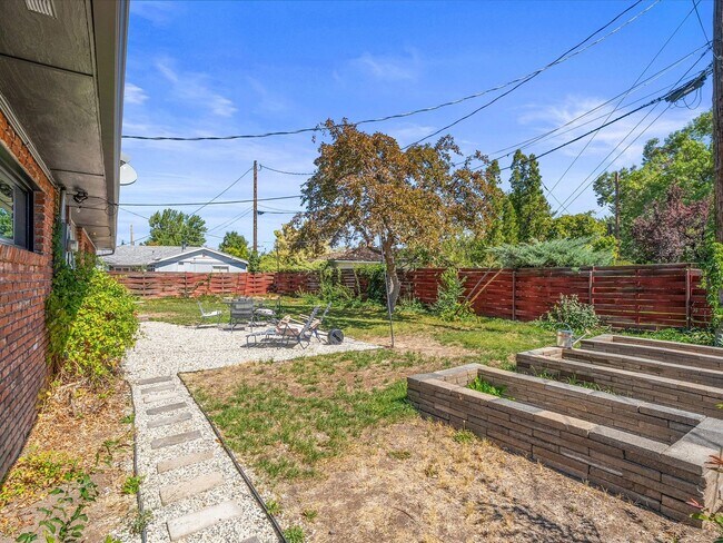 Building Photo - Dream Home