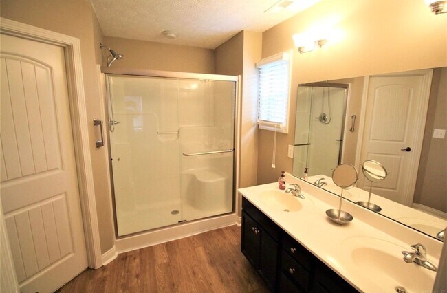 Building Photo - Ranch Style House...3 Bedroom 2 Bath