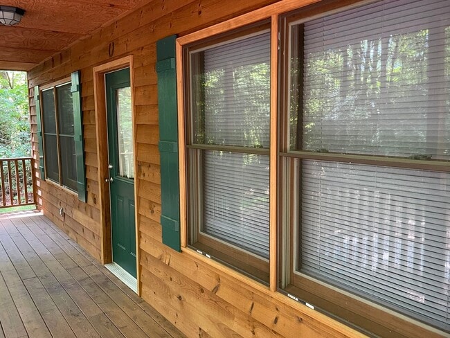 Building Photo - Charming Cabin