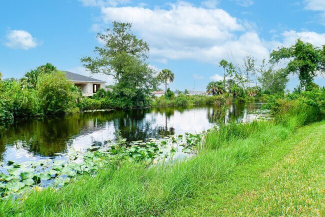Building Photo - Beautiful 3 beds 2 bath 2-story home overv...