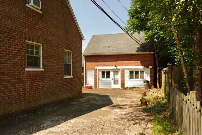 Building Photo - 109 Piedmont Ave N