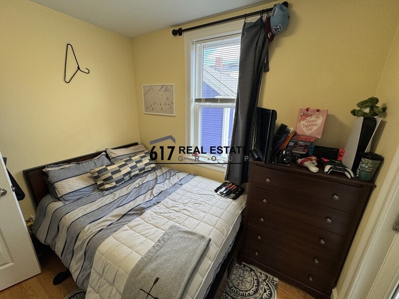 Building Photo - 183 River St