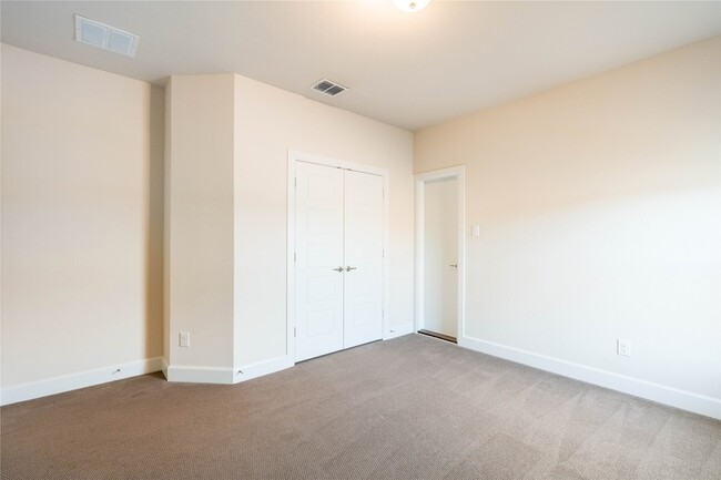 Building Photo - 1008 Peacock Blvd