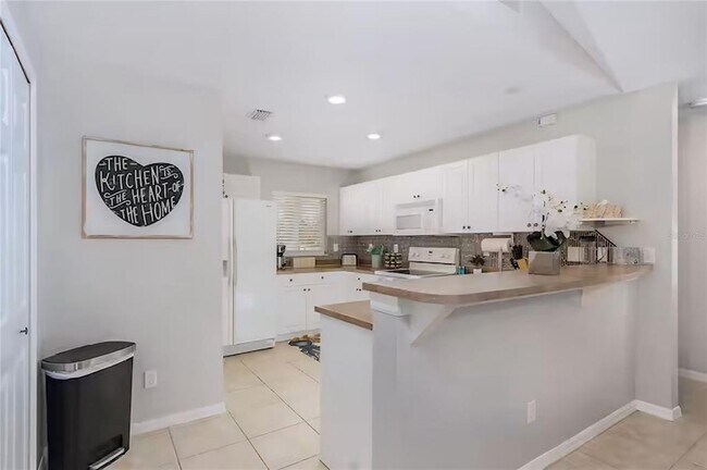 Building Photo - 2705 SW 11th Pl