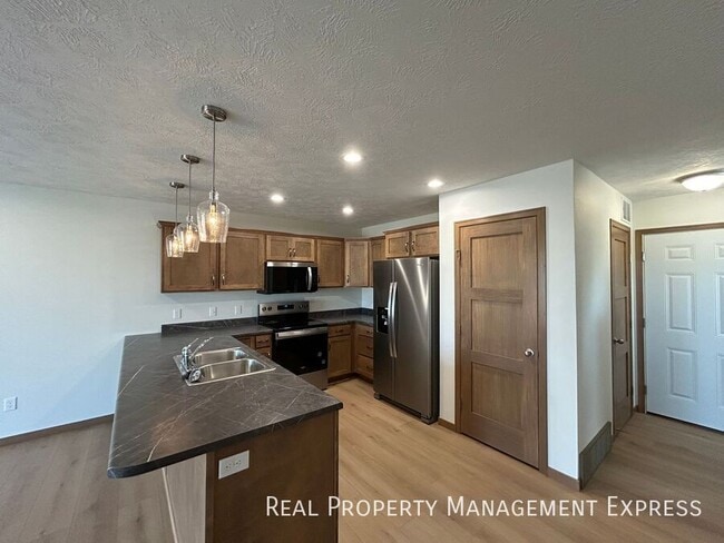 Building Photo - Modern 3 Bedroom 2.5 Bathroom Townhome