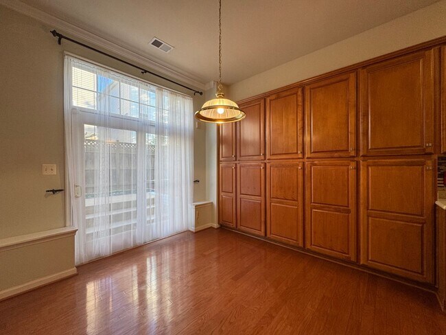 Building Photo - Stunning 4 Bed 3.5 Bath Brick Townhome In ...