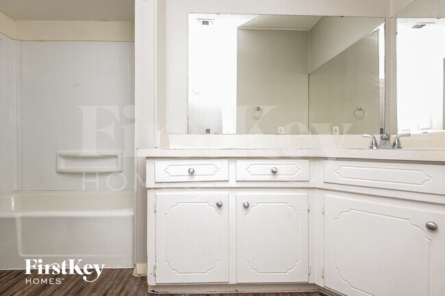 Building Photo - 3001 Rufe Snow Dr