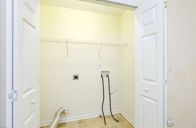 Building Photo - Maintenance-Free beautiful  3 bedroom 2.5 bath townhouse in Burlington