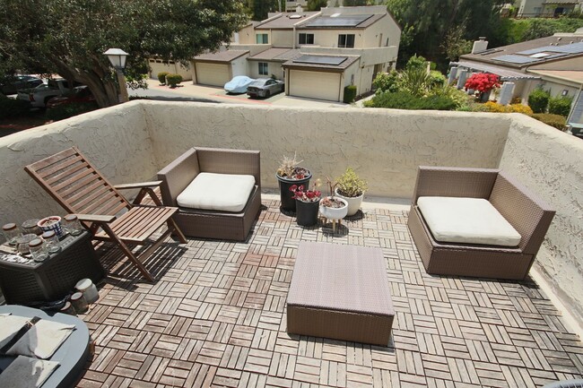 Building Photo - Furnished Recently Renovated Townhome
