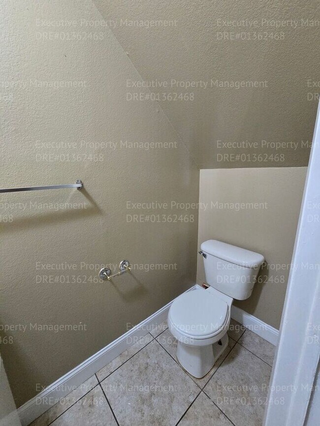 Building Photo - 2 bedroom 1.5 bathroom townhouse