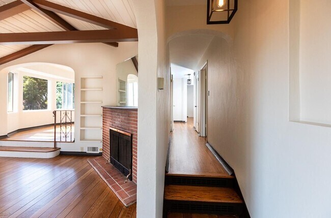 Building Photo - Elegant Kensington living with comfort, character, and scenic appeal