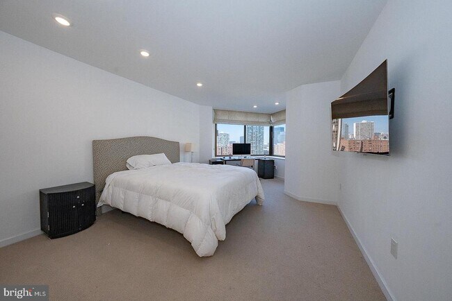 Building Photo - 202 W Rittenhouse Square