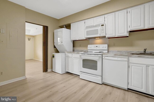 Building Photo - 3713 S George Mason Dr