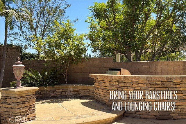 Building Photo - 2566 Pearblossom St