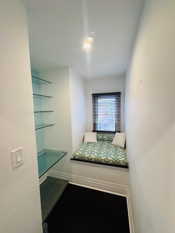 Building Photo - 2754 Kenwood Ave