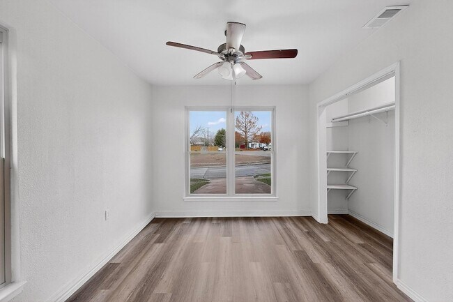 Building Photo - 5516 Laredo Ln