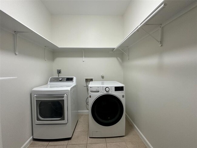 Building Photo - 908 Plateau Cir