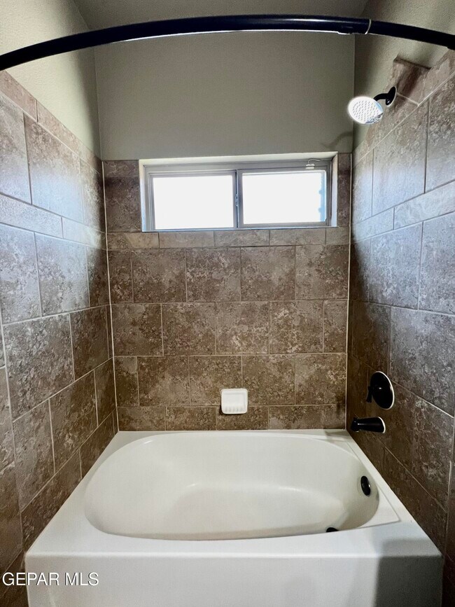 Building Photo - 3133 Clearbrook