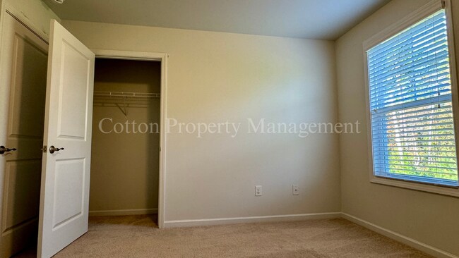 Building Photo - 473 Esthwaite Dr SE