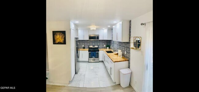 Building Photo - 350 Thunderbird Dr