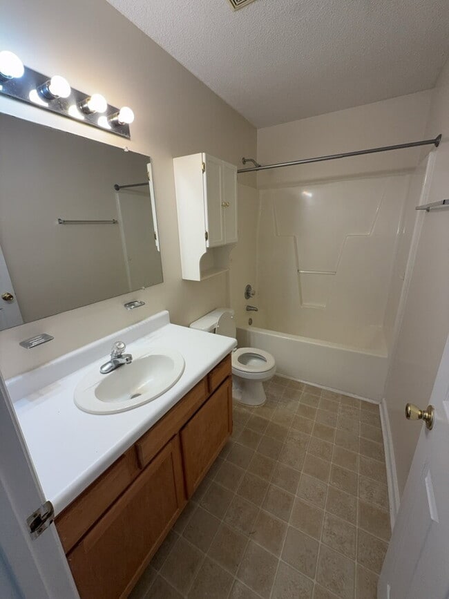 Building Photo - Stunning 3 Bedroom Home in Hubert-708 Covington Ct.