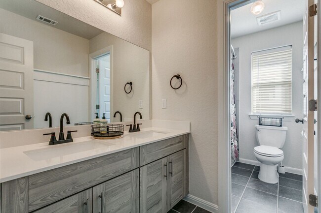 Building Photo - Beautiful Modern 2 story home!