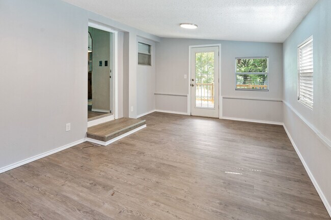 Building Photo - 112 Queenswood Dr