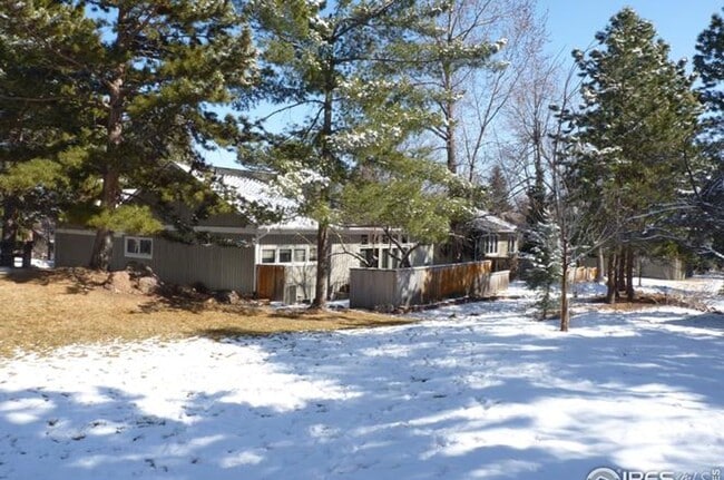 Building Photo - 1320 Oak Ct